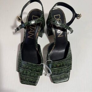 Deltan women’s heal size 8 med. leather sole. Green.